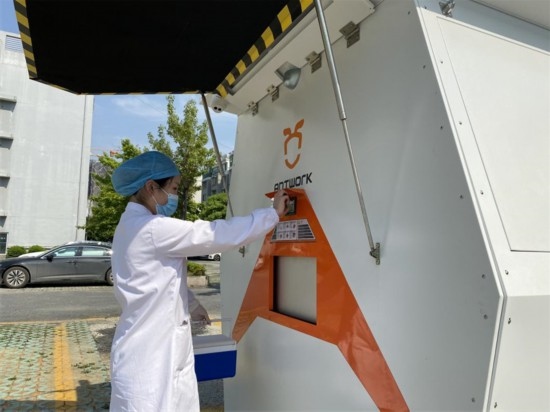 醫(yī)院接收無人機(jī)送來的醫(yī)療樣本。受訪者供圖