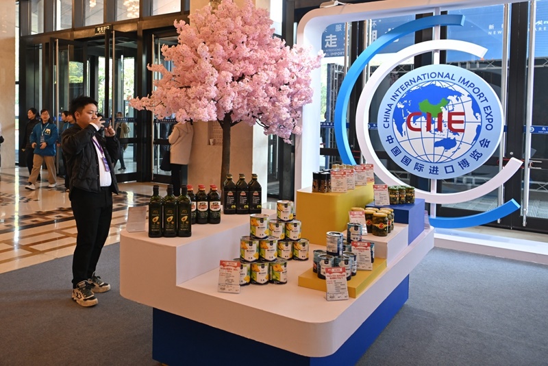 參會嘉賓在“進博會走進湖北”活動主題推介會展區(qū)拍攝。人民網(wǎng)記者 翁奇羽攝