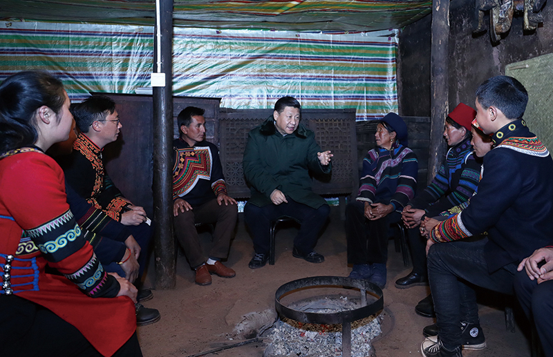 △2018年2月11日，四川涼山彝族自治州昭覺縣三岔河鄉(xiāng)三河村，習近平總書記來到村民節(jié)列俄阿木家中看望。