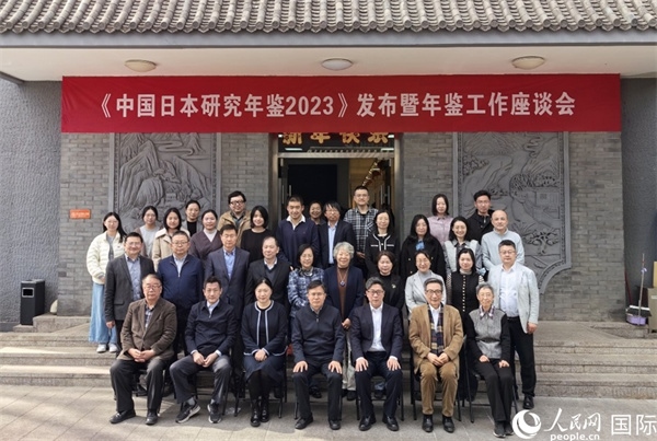 部分與會(huì)嘉賓合影留念。人民網(wǎng)記者 陳建軍攝