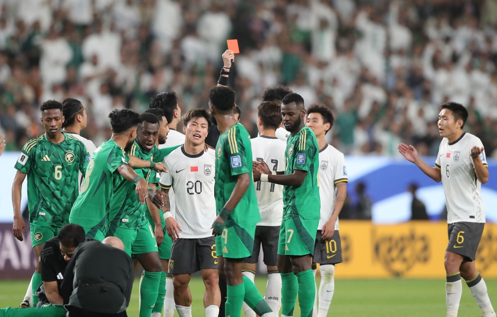 3月20日，主裁判向中國隊球員林良銘出示紅牌。新華社記者 王東震 攝