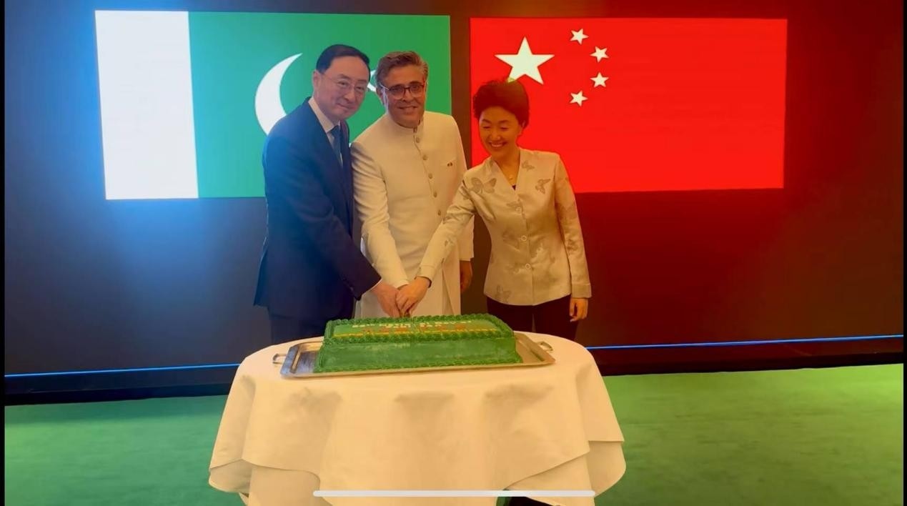 外交部副部長孫衛(wèi)東（左）、巴基斯坦駐華大使卡里爾·哈什米（中）、中聯(lián)部副部長孫海燕（右）共切蛋糕。巴基斯坦駐華大使館供圖