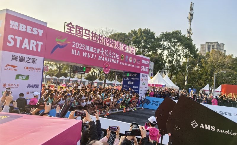 參賽選手沖出起跑線。 人民網(wǎng)記者 楊磊攝