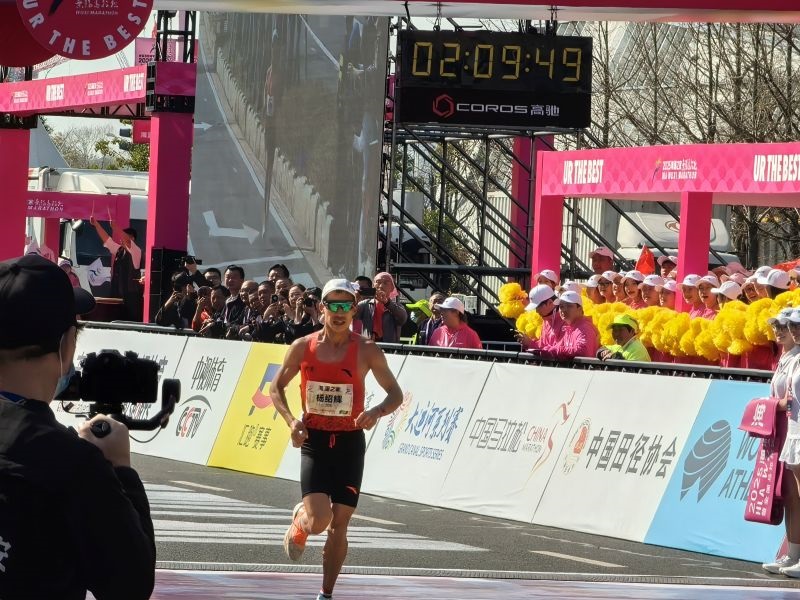 楊紹輝通過(guò)比賽終點(diǎn)。 人民網(wǎng)記者 楊磊攝