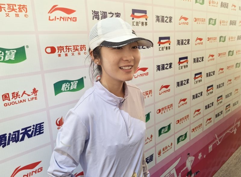 徐冰潔賽后接受采訪。 人民網(wǎng)記者 楊磊攝