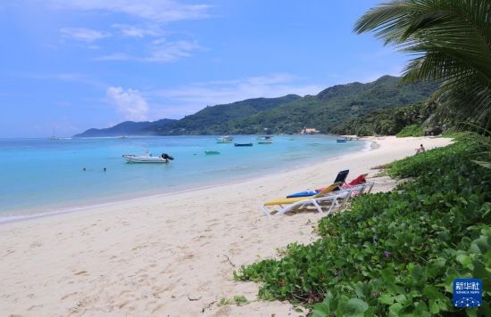 3月19日，游客在塞舌爾馬埃島海邊休閑。新華社記者 董江輝 攝