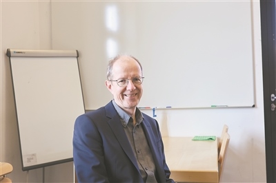 德國物理學(xué)會主席、雷根斯堡大學(xué)凝聚態(tài)物理學(xué)家克勞斯·里希特教授。駐德國記者 李山攝