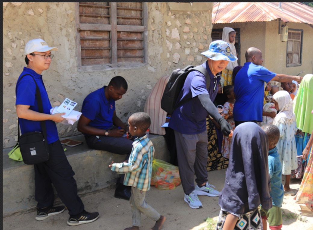 專家組向村民發(fā)放健康教育手冊和健康教育用品。專家組供圖