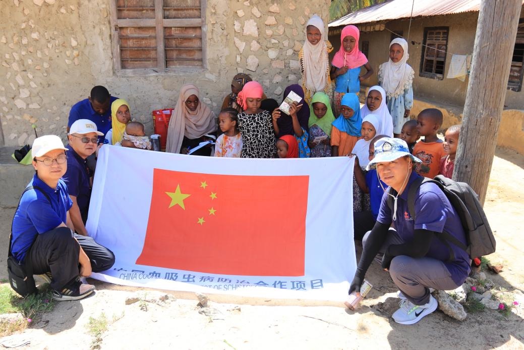 專家組與當(dāng)?shù)卮迕窈嫌?。專家組供圖