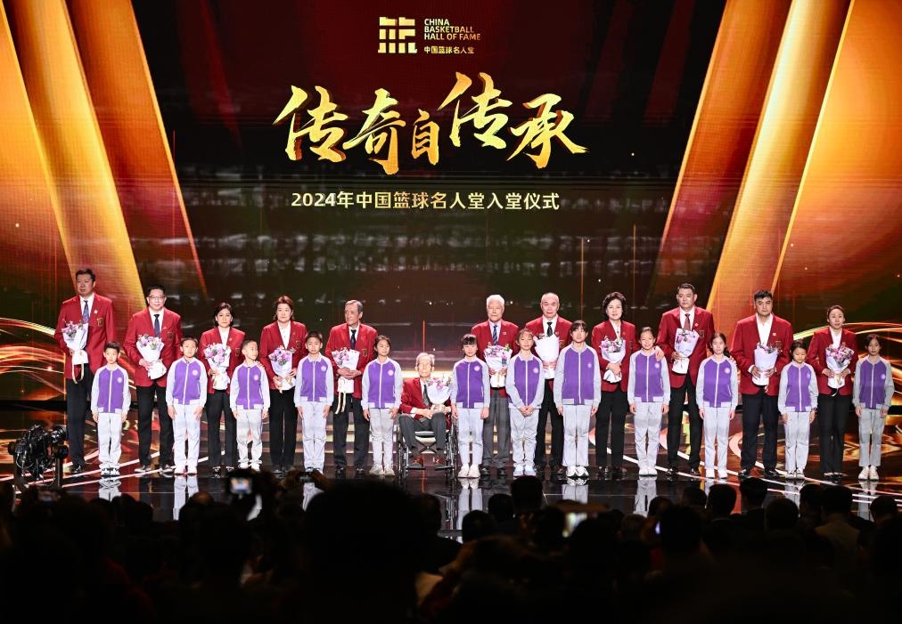 3月23日，在場(chǎng)的各屆中國(guó)籃球名人堂入堂人物在入堂儀式上合影留念。新華社記者 陳鐘昊 攝