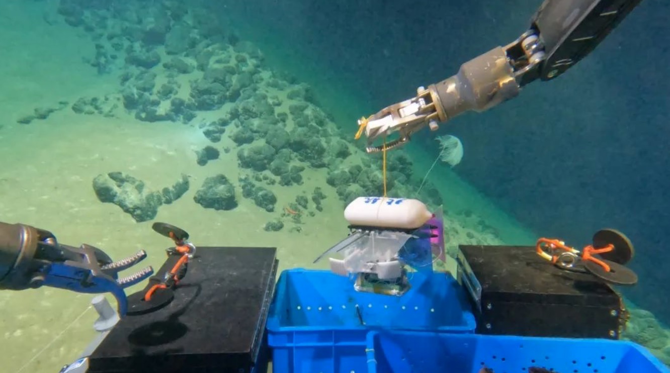 北航深海小型機器人在深海測試。校方供圖