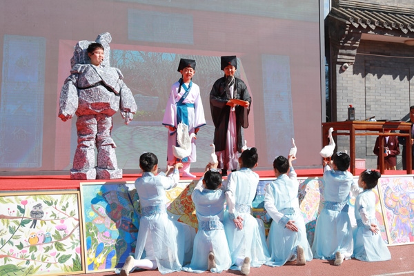 展覽開幕式上，府學學子上演情景劇《鵝池》。府學胡同小學供圖