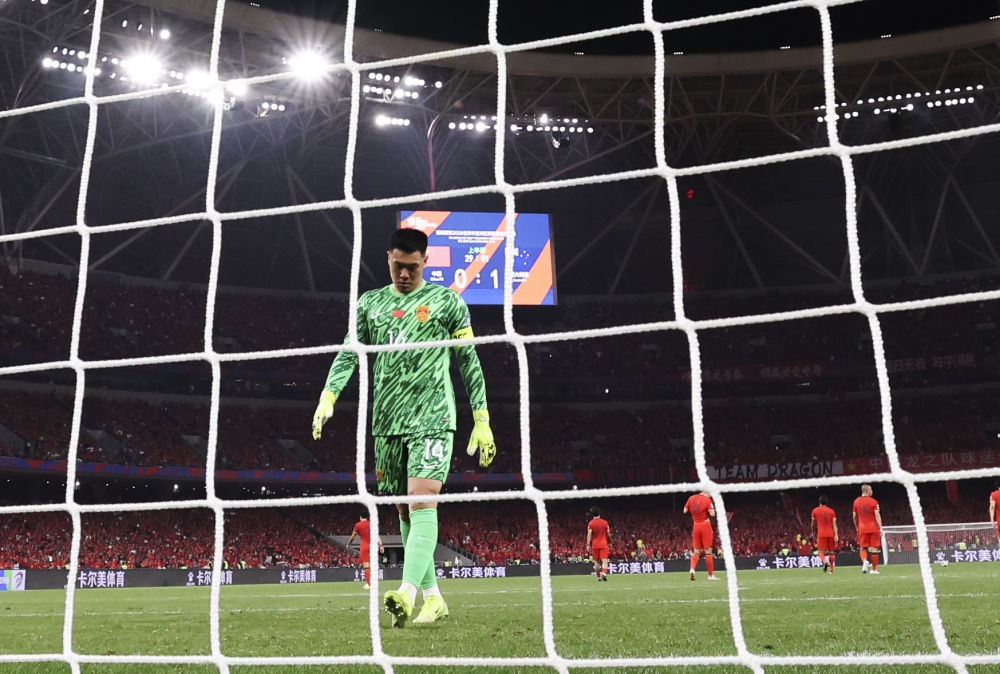 3月25日，中國隊守門員王大雷在球隊丟球后。新華社記者 曹燦 攝