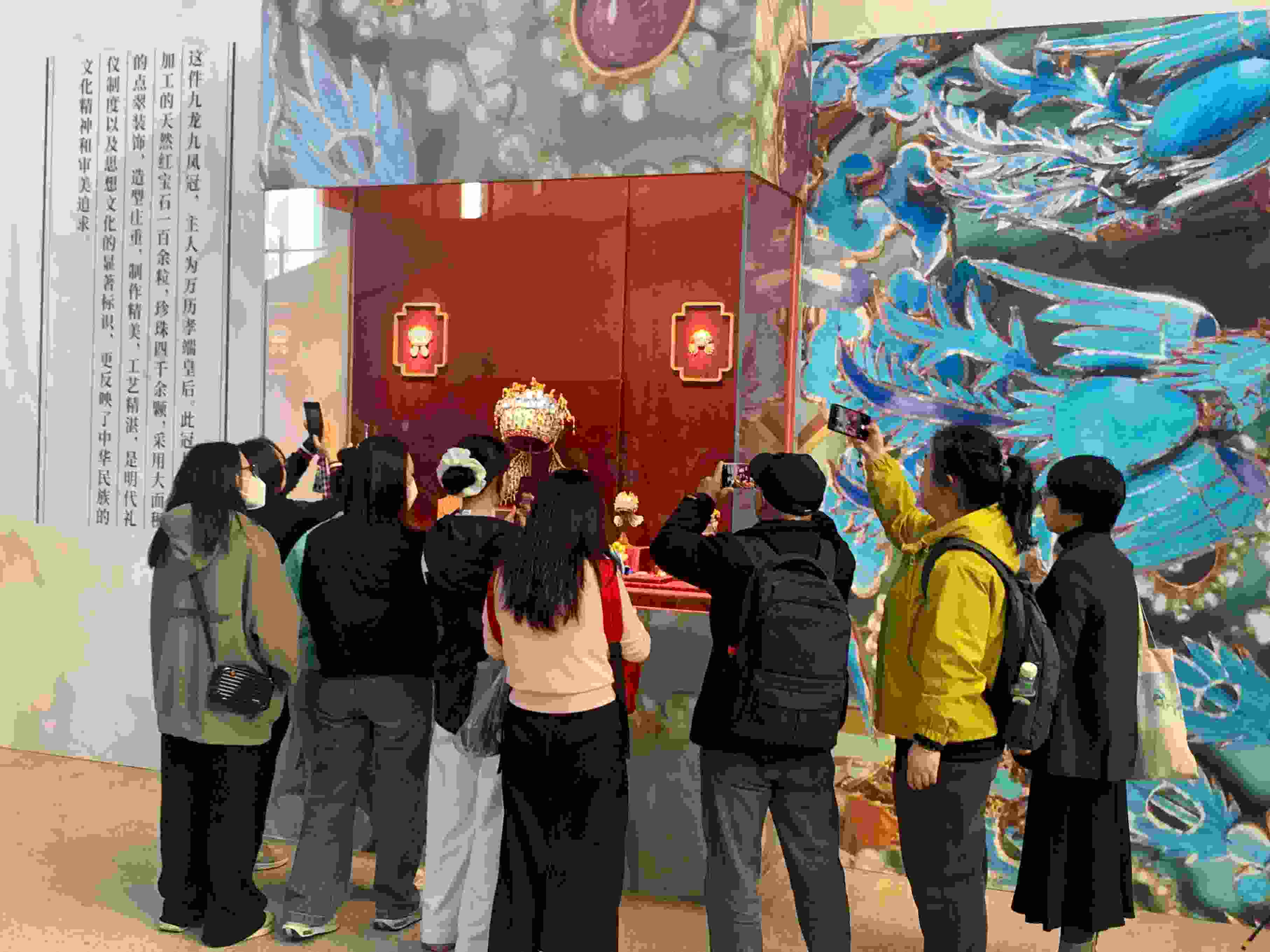 觀眾參觀國(guó)博鳳冠系列文創(chuàng)產(chǎn)品。人民網(wǎng)記者 劉穎穎攝