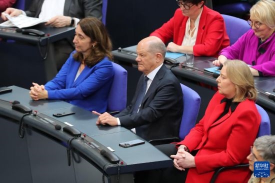 3月25日，在德國柏林，朔爾茨（中）出席新一屆德國聯(lián)邦議院首次全體會議。新華社記者 杜哲宇 攝