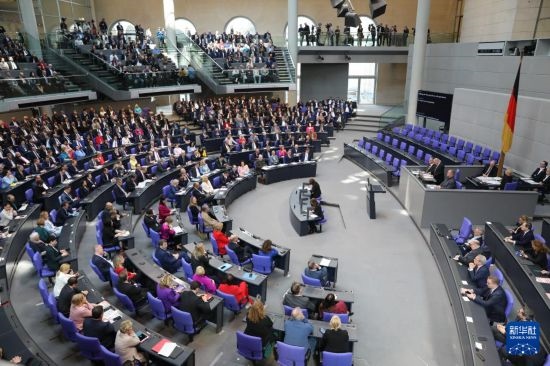 3月25日，在德國柏林，新一屆德國聯(lián)邦議院成立并召開首次全體會議。新華社記者 杜哲宇 攝