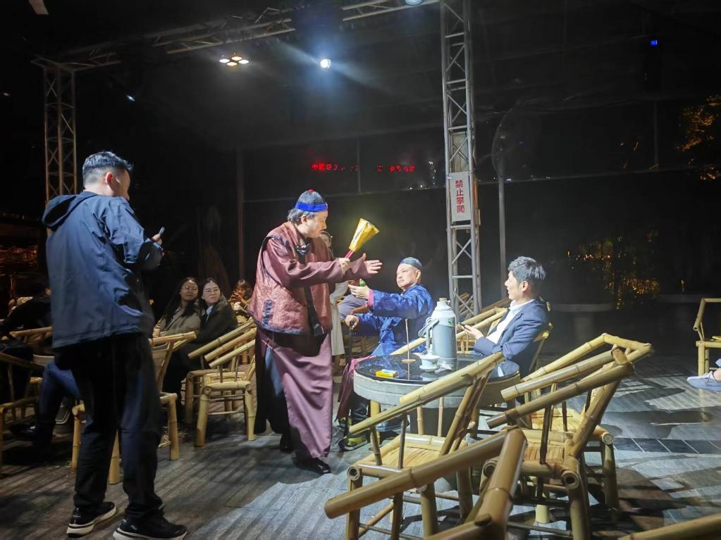 3月24日，《鶴鳴傳奇》在四川省成都市人民公園鶴鳴茶社演出。新華社記者 張海磊 攝