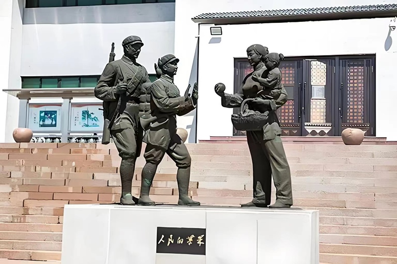 錦州蘋果廉政文化展覽館前的《人民的蘋果》主題雕塑。（由遼沈戰(zhàn)役紀念館供圖）