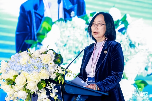 中國高等教育學(xué)會學(xué)術(shù)咨詢發(fā)展委員會委員、中國高等教育學(xué)會原副秘書長、《中國高教研究》主編王小梅。