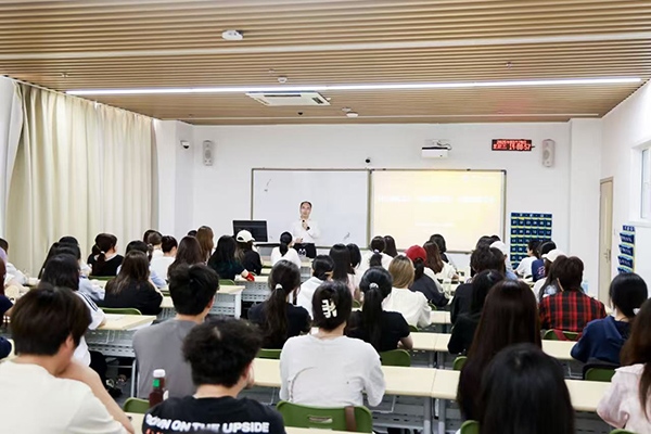 深圳職業(yè)技術大學黨委副書記、校長許建領為學生授課。學校供圖