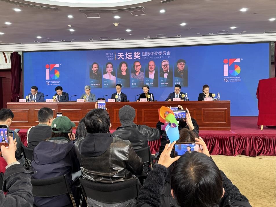 發(fā)布會(huì)現(xiàn)場(chǎng)公布本屆天壇獎(jiǎng)國(guó)際評(píng)委會(huì)陣容。人民網(wǎng)記者 劉微攝