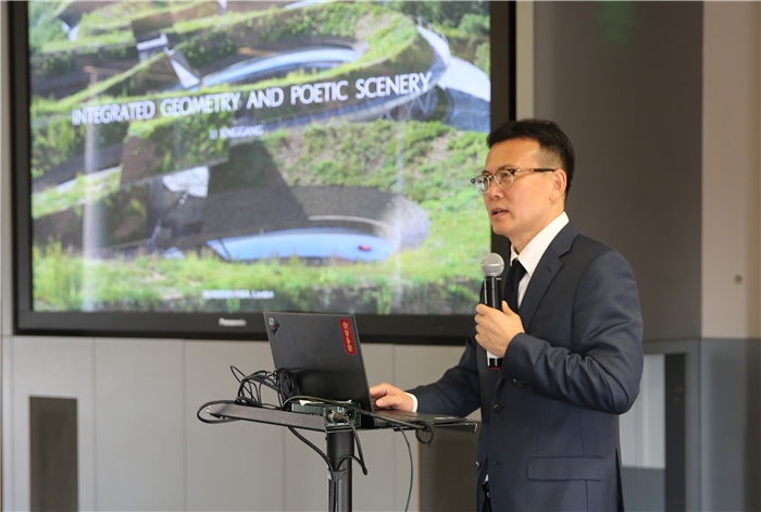 李興鋼院士做題為《勝景幾何》的主旨報告。活動主辦方供圖