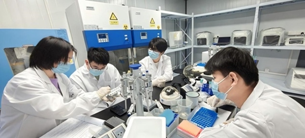 “個(gè)體基因解密實(shí)驗(yàn)”預(yù)實(shí)驗(yàn)課堂。東華大學(xué)供圖