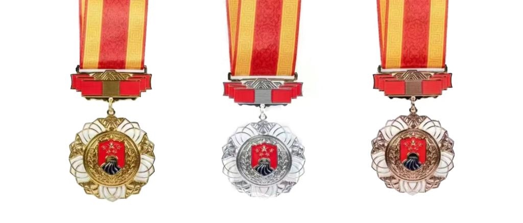 圖為戍守邊疆金質(zhì)、銀質(zhì)、銅質(zhì)紀(jì)念章。（國家移民管理局供圖）