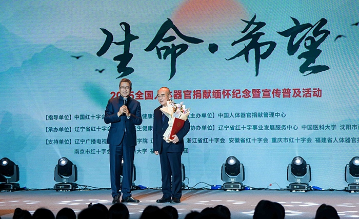 中國(guó)紅十字會(huì)副會(huì)長(zhǎng)白巖松在現(xiàn)場(chǎng)采訪(fǎng)“人民英雄”張定宇教授。主辦方供圖