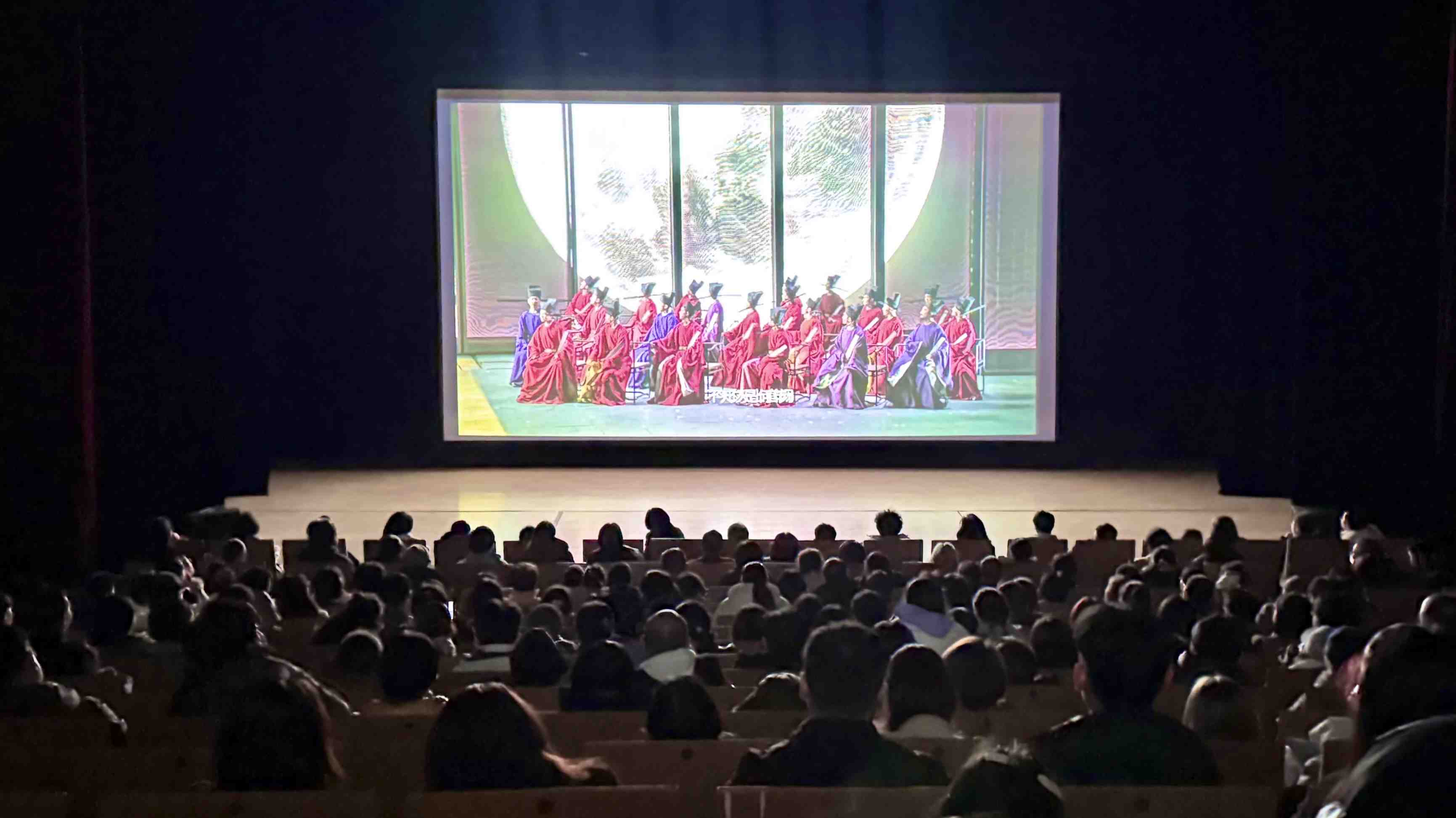 觀眾在哈爾濱大劇院欣賞《蘇堤春曉》。國(guó)話供圖