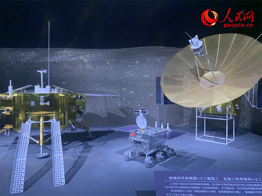 “九天攬月——中國探月工程20年”展廳現(xiàn)場。人民網(wǎng)記者 韋衍行攝