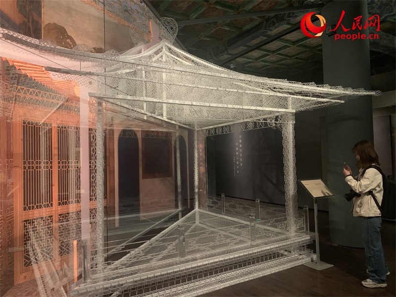 游客在故宮博物院參觀展覽。人民網(wǎng)記者 韋衍行攝