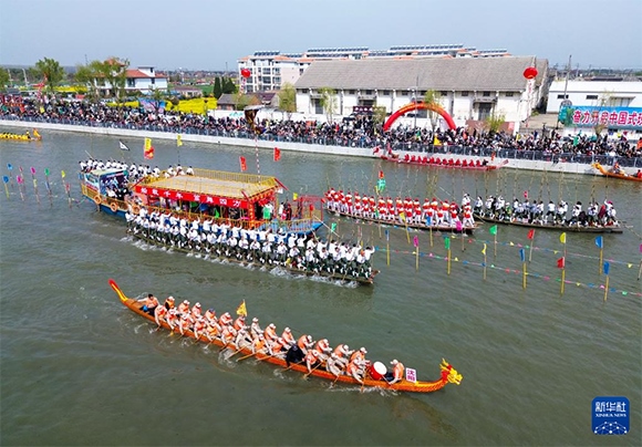 4月4日， 選手在參加茅山會船盛會（無人機照片）。新華社發(fā)（顧繼紅 攝）