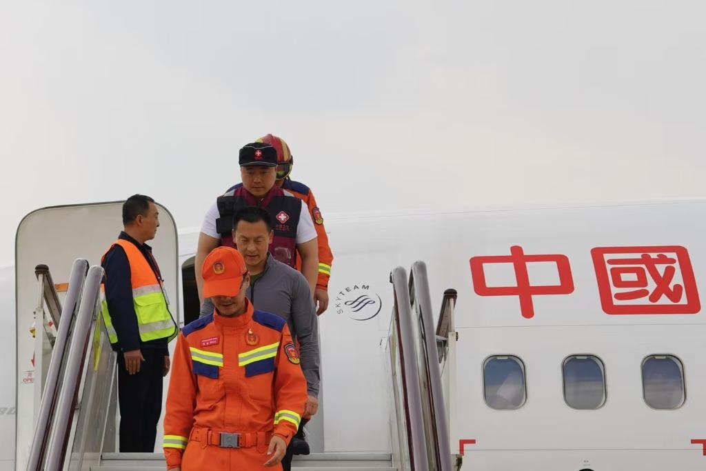 4月6日，在云南省昆明長水機(jī)場(chǎng)，中國云南救援醫(yī)療隊(duì)抵達(dá)昆明。新華社記者 高詠薇 攝