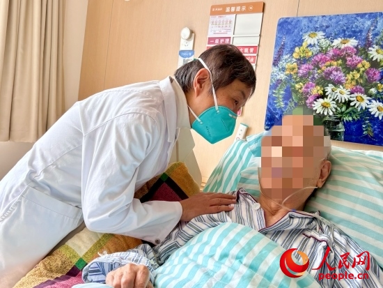 秦苑查房時(shí)詢問患者情況。人民網(wǎng) 陳葉欣攝