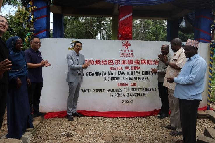中國援助桑給巴爾血吸蟲病防治技術(shù)項(xiàng)目安全供水工程揭牌儀式日前在當(dāng)?shù)嘏e行。 施亮攝