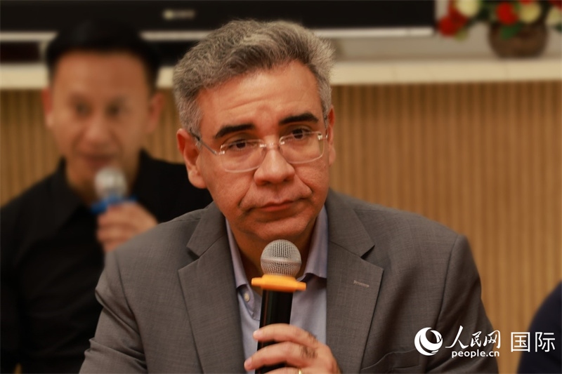 巴西弗魯米嫩塞聯(lián)邦大學(xué)教授、中國問題專家埃萬德羅·卡瓦略在座談會(huì)上致辭。人民網(wǎng)記者 陳海琪攝