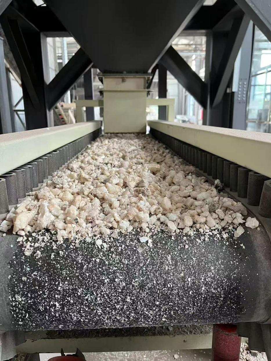 高純石英生產(chǎn)線。自然資源部供圖