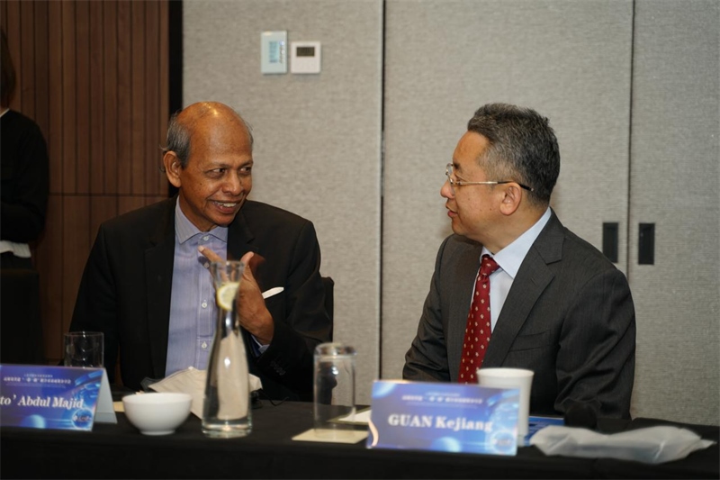 分享會現(xiàn)場，中方記者同與會代表進行友好交流。林俊揚攝