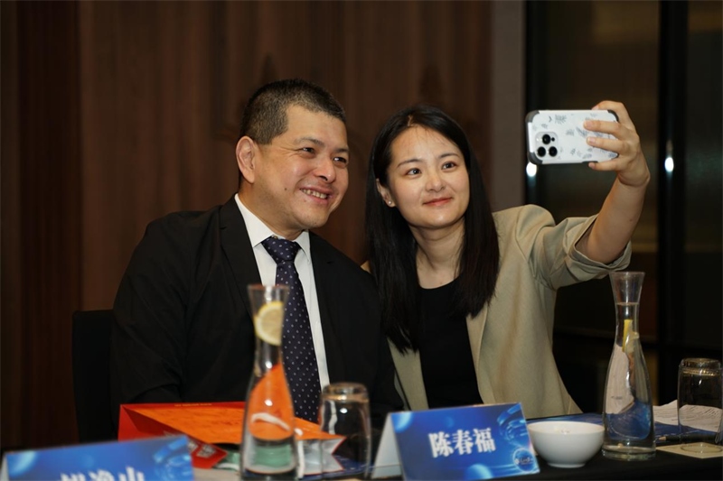 分享會上，中方記者同與會代表合影留念。林俊揚攝