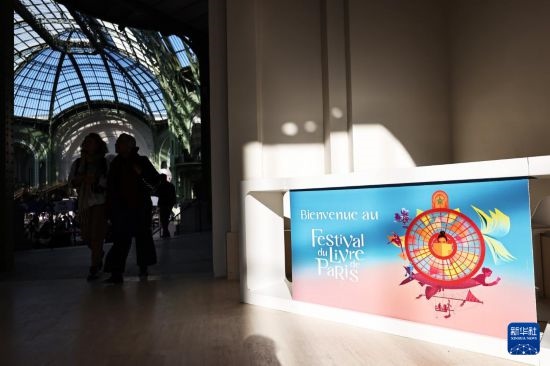 4月11日，人們?cè)诜▏?guó)巴黎大皇宮參加2025巴黎書展。新華社記者 高靜 攝