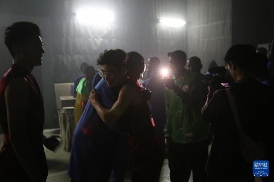 4月10日，在塞內(nèi)加爾首都達(dá)喀爾的國(guó)家大劇院，中央音樂(lè)學(xué)院進(jìn)擊打擊樂(lè)團(tuán)成員與塞內(nèi)加爾杜杜·恩迪亞耶·羅斯打擊樂(lè)團(tuán)成員在演出后臺(tái)擁抱。新華社記者 司源 攝