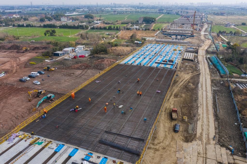 3月7日，在524國道秀洲王江涇至新塍公路工程TJ02標(biāo)段，作業(yè)人員正在進(jìn)行60米鋼混組合梁現(xiàn)澆橋面板鋼筋焊接及綁扎作業(yè)（無人機(jī)照片）。新華社記者 徐昱 攝