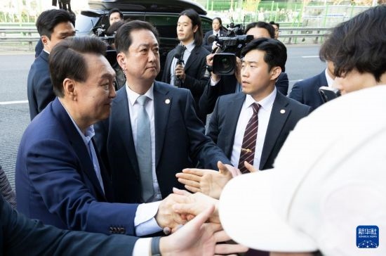 4月11日，韓國前總統(tǒng)尹錫悅（左一）在離開首爾漢南洞官邸時與支持者握手。新華社發(fā)（全休相攝）