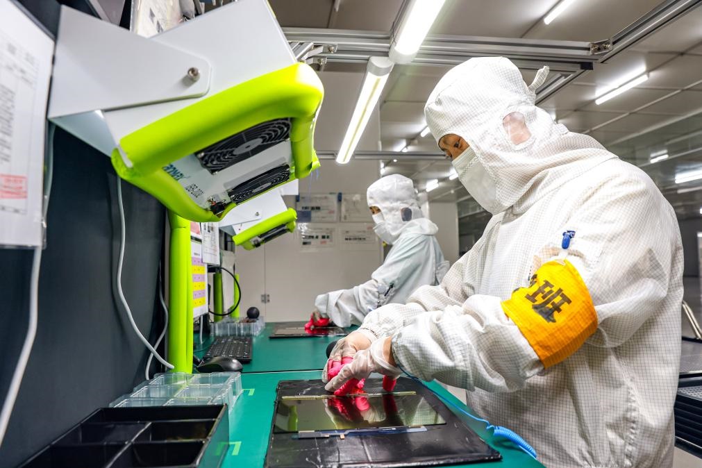 3月27日，在位于寧夏賀蘭工業(yè)園區(qū)的湯姆森電氣有限公司生產(chǎn)車間內(nèi)，工作人員制作硅膠絕緣護(hù)套。新華社記者 楊植森 攝