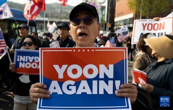 4月11日，在韓國首爾漢南洞官邸附近，支持者為韓國前總統(tǒng)尹錫悅送行。新華社發(fā)（全休相攝）