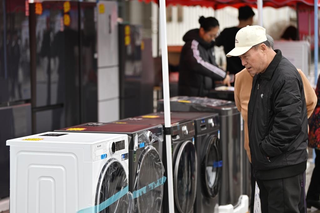 3月28日，天津市北辰區(qū)舉行2025年消費(fèi)品以舊換新惠民服務(wù)活動，吸引眾多市民前來選購。新華社記者 李然 攝