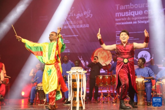 4月10日，在塞內(nèi)加爾首都達(dá)喀爾的國(guó)家大劇院，中央音樂(lè)學(xué)院進(jìn)擊打擊樂(lè)團(tuán)與塞內(nèi)加爾杜杜·恩迪亞耶·羅斯打擊樂(lè)團(tuán)同臺(tái)演出。新華社記者 司源 攝