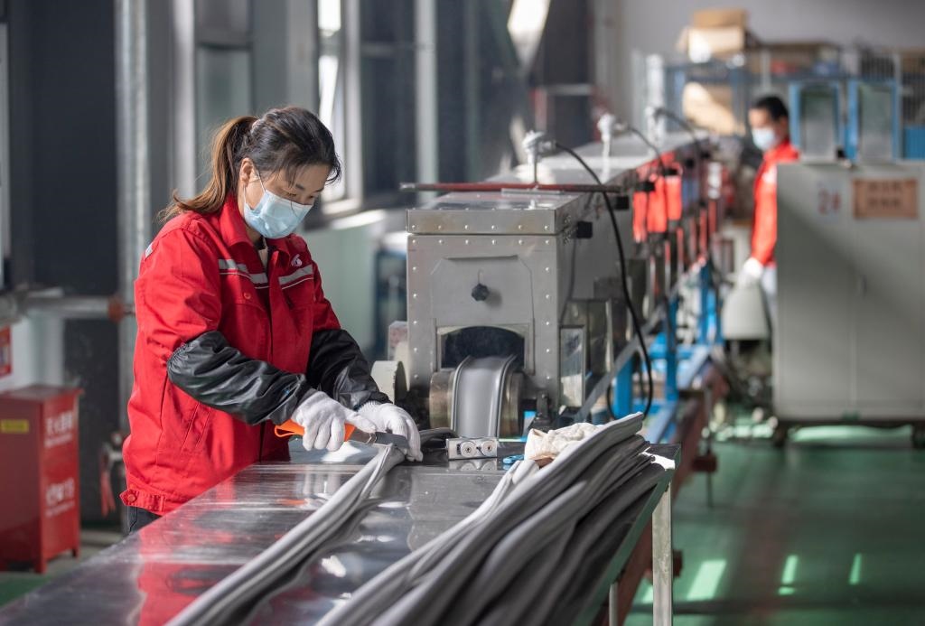3月27日，在位于寧夏賀蘭工業(yè)園區(qū)的湯姆森電氣有限公司生產(chǎn)車間內(nèi)，工作人員制作硅膠絕緣護(hù)套。新華社記者 楊植森 攝