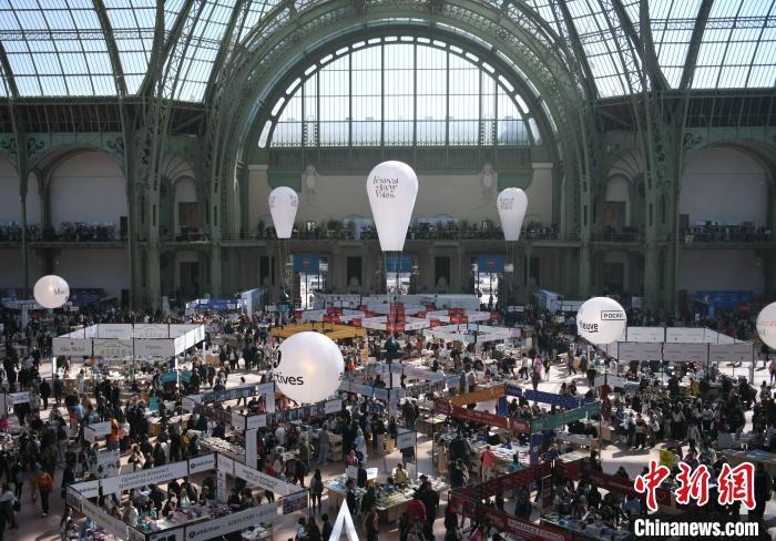 當?shù)貢r間4月11日，2025年巴黎圖書節(jié)在巴黎大皇宮揭幕。圖為巴黎大皇宮的圖書節(jié)現(xiàn)場。中新社記者 李洋 攝